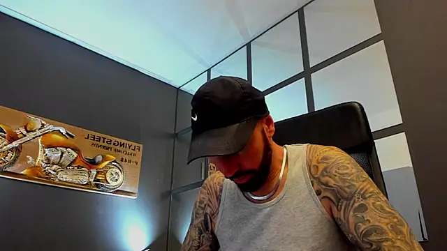 Snapshot of AronGrant chatting on December 4, 2025, 10:58 am AronGrant online show from December 4, 2025, 10:58 am