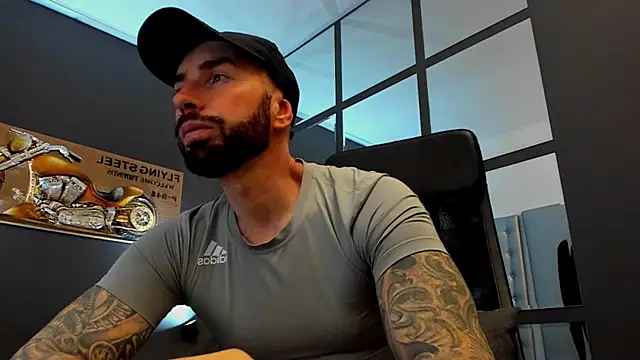 Snapshot of AronGrant chatting on December 14, 2025, 10:43 am AronGrant online show from December 14, 2025, 10:43 am