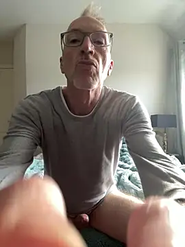 Snapshot of les-machines@xh chatting on April 21, 2026, 7:37 am les-machinesxh online show from April 21, 2026, 7:37 am