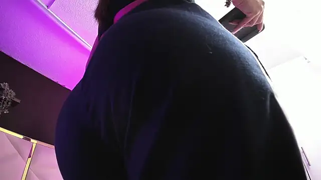 Snapshot of April_bowie chatting on November 22, 2025, 11:20 am April bowie online show from November 22, 2025, 11:20 am