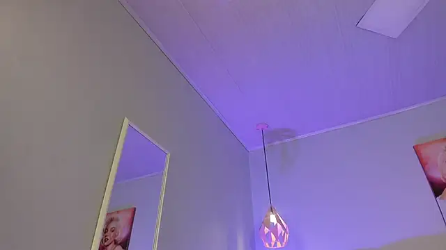 ScarletGV online show from December 18, 2025, 6:51 am