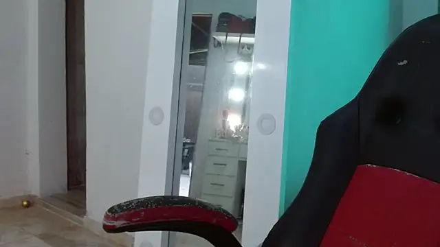 hantonella  online show from April 18, 2026, 2:41 pm