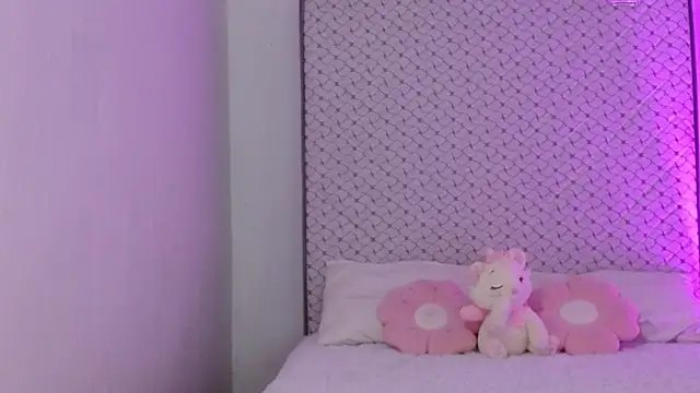 hantonella  online show from April 13, 2026, 1:26 pm