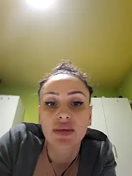 dolcevita002 online show from February 17, 2026, 9:06 am