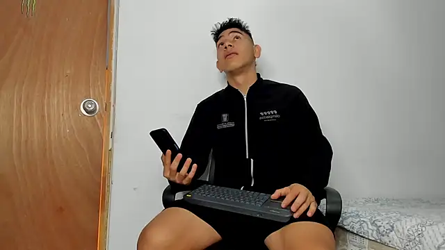 Snapshot of andrew_rose_ chatting on November 17, 2025, 3:16 pm andrew rose online show from November 17, 2025, 3:16 pm