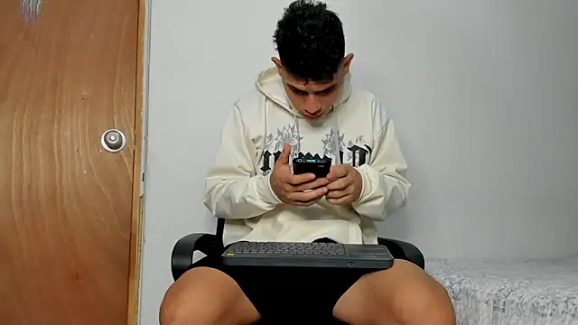 Snapshot of andrew_rose_ chatting on November 24, 2025, 3:56 pm andrew rose online show from November 24, 2025, 3:56 pm