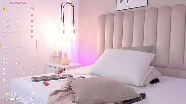 Snapshot of LindaRey_ chatting on February 26, 2025, 7:23 am LindaRey  online show from February 26, 2025, 7:23 am