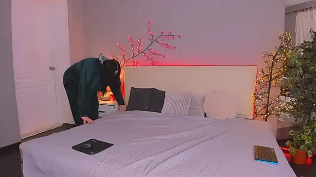 MonaSteele online show from February 3, 2026, 6:57 pm