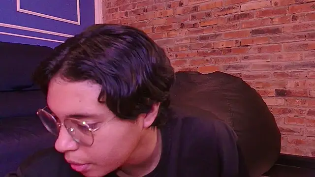 Snapshot of Emmapark_ chatting on November 9, 2025, 2:43 pm Emmapark online show from November 9, 2025, 2:43 pm