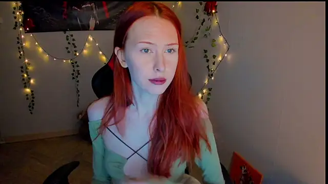 Snapshot of FruttiTatti chatting on December 5, 2025, 6:28 pm FruttiTatti online show from December 5, 2025, 6:28 pm