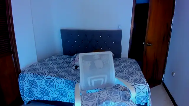 sofialove   online show from September 26, 2025, 12:39 am