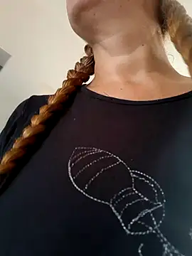 Snapshot of MILEIDE980 chatting on December 3, 2025, 12:04 pm MILEIDE980 online show from December 3, 2025, 12:04 pm