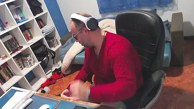 ravingr4d4 online show from April 8, 2026, 11:39 pm