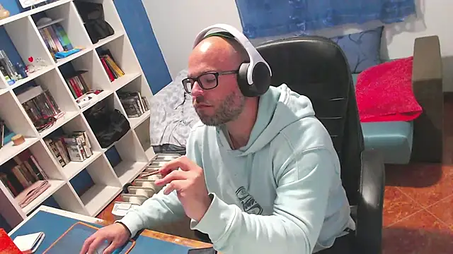 ravingr4d4 online show from April 13, 2026, 9:52 pm