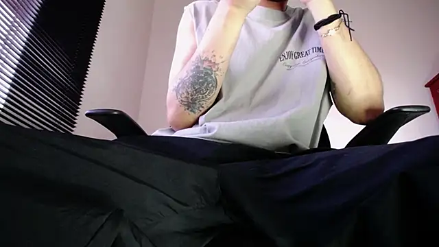 zacwatson  online show from April 15, 2026, 10:32 pm