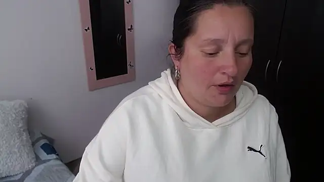 Snapshot of CristialJones_ chatting on December 5, 2025, 2:26 pm CristialJones online show from December 5, 2025, 2:26 pm