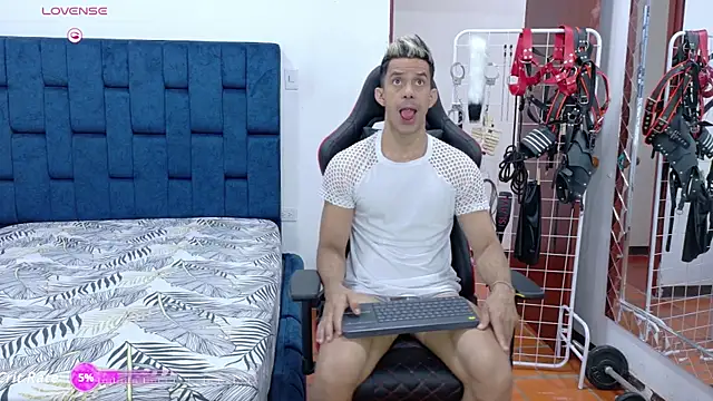 Snapshot of JoseRumbero26 chatting on November 9, 2025, 12:20 pm JoseRumbero26 online show from November 9, 2025, 12:20 pm