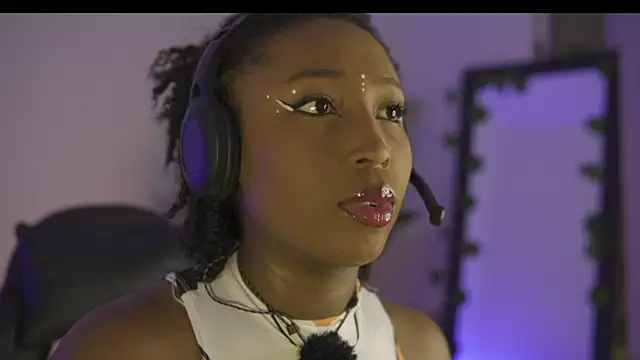 EmmaSanzz  online show from February 16, 2026, 12:04 pm