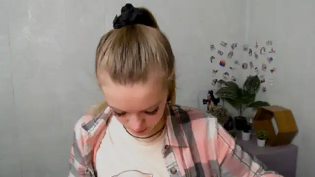 Snapshot of AliceFlirtt_ chatting on November 25, 2025, 8:25 am AliceFlirtt online show from November 25, 2025, 8:25 am