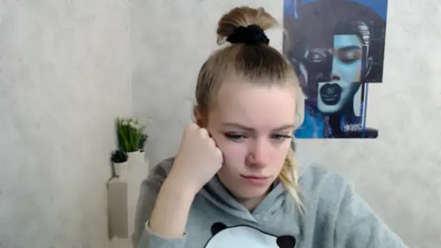 Snapshot of AliceFlirtt_ chatting on November 18, 2025, 7:44 am AliceFlirtt online show from November 18, 2025, 7:44 am