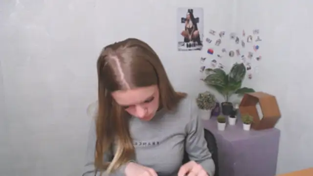 Snapshot of AliceFlirtt_ chatting on December 2, 2025, 12:07 pm AliceFlirtt online show from December 2, 2025, 12:07 pm