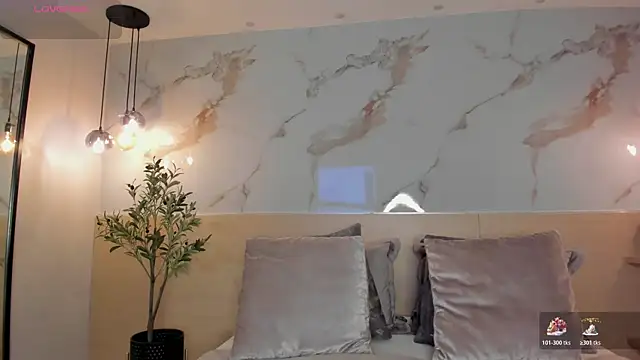 Snapshot of LeaThompson chatting on November 13, 2025, 10:35 pm LeaThompson online show from November 13, 2025, 10:35 pm