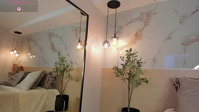 Snapshot of LeaThompson chatting on November 10, 2025, 10:48 pm LeaThompson online show from November 10, 2025, 10:48 pm