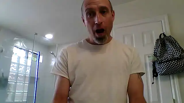 Snapshot of El_Gizmo chatting on May 4, 2026, 9:28 pm El Gizmo online show from May 4, 2026, 9:28 pm