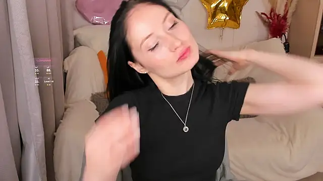 Snapshot of LisaMooore chatting on October 18, 2025, 3:47 pm LisaMooore online show from October 18, 2025, 3:47 pm