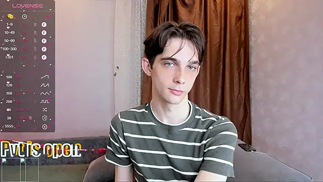 Snapshot of Aaron_Boom chatting on June 3, 2026, 1:17 am Aaron Boom online show from June 3, 2026, 1:17 am