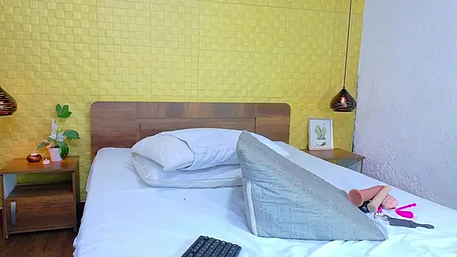 Squirter pussybomb online show from February 13, 2025, 3:39 am