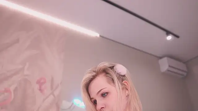 Snapshot of NinaMint chatting on September 30, 2025, 5:52 pm NinaMint online show from September 30, 2025, 5:52 pm