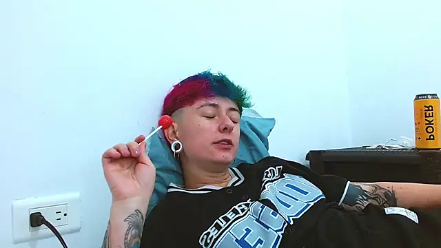 tomboyblue online show from November 16, 2025, 12:43 pm