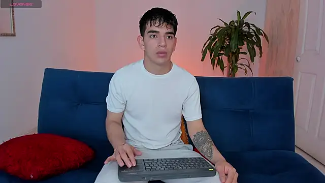 Snapshot of Ares_Johnson chatting on October 27, 2025, 1:45 pm Ares Johnson online show from October 27, 2025, 1:45 pm