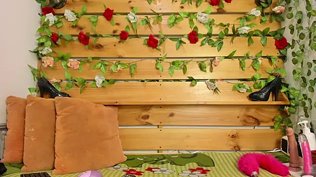 daniela casallas  online show from December 19, 2025, 11:23 am