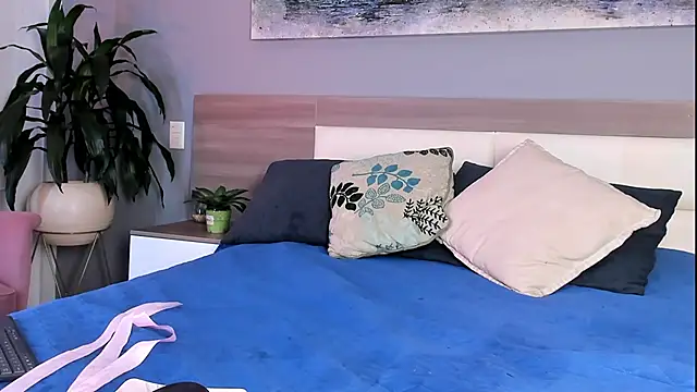 rebeca cortez  online show from April 18, 2026, 7:07 pm