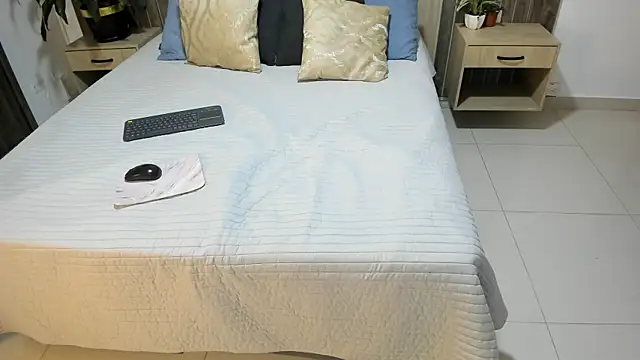 rebeca cortez  online show from February 12, 2026, 8:08 pm