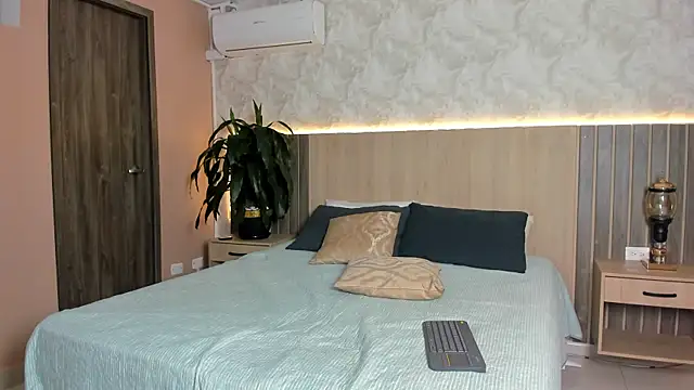 rebeca cortez  online show from April 20, 2026, 8:10 pm