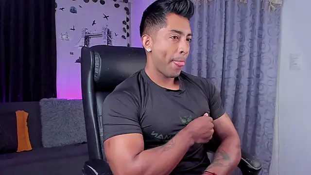 Snapshot of Couple_muscle1 chatting on March 17, 2025, 2:01 pm Couple muscle1 online show from March 17, 2025, 2:01 pm