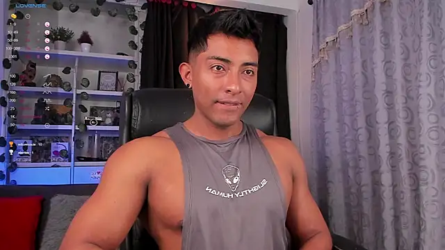 Snapshot of Couple_muscle1 chatting on February 17, 2025, 1:55 pm Couple muscle1 online show from February 17, 2025, 1:55 pm