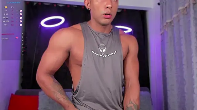 Snapshot of Couple_muscle1 chatting on February 13, 2025, 3:03 pm Couple muscle1 online show from February 13, 2025, 3:03 pm