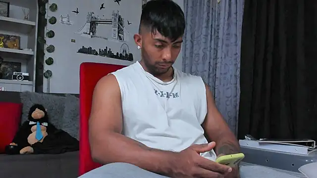 Snapshot of Couple_muscle1 chatting on October 6, 2025, 7:03 pm Couple muscle1 online show from October 6, 2025, 7:03 pm