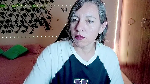 Snapshot of Lady_breaks_hearts chatting on November 20, 2025, 9:15 pm Lady breaks hearts online show from November 20, 2025, 9:15 pm