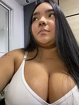 Snapshot of little_lissiee chatting on February 5, 2026, 12:28 am little lissiee online show from February 5, 2026, 12:28 am