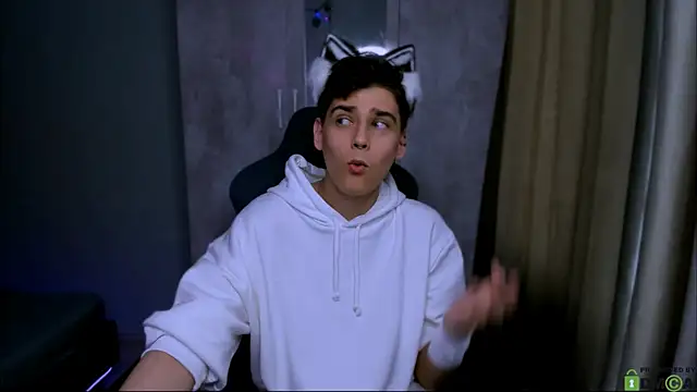 Snapshot of Foxicfu chatting on February 9, 2025, 9:58 am Foxicfu online show from February 9, 2025, 9:58 am