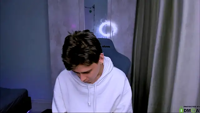 Snapshot of Foxicfu chatting on March 1, 2025, 10:45 am Foxicfu online show from March 1, 2025, 10:45 am