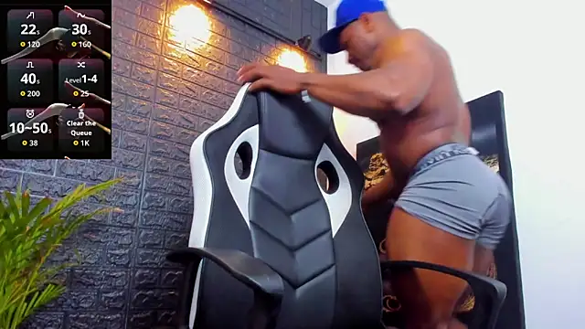 Snapshot of tommike chatting on October 8, 2025, 10:39 am tommike online show from October 8, 2025, 10:39 am