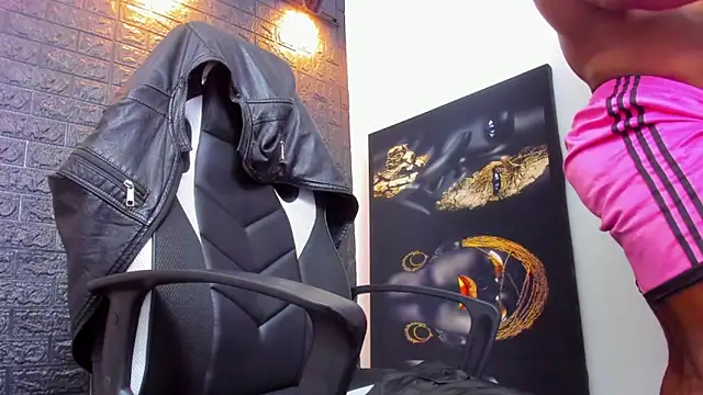 Snapshot of tommike chatting on September 23, 2025, 10:44 am tommike online show from September 23, 2025, 10:44 am