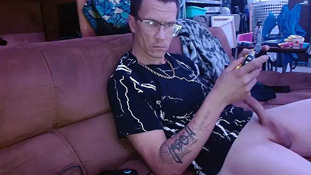 Snapshot of Hatchetwound6969 chatting on April 8, 2026, 3:46 pm Hatchetwound6969 online show from April 8, 2026, 3:46 pm