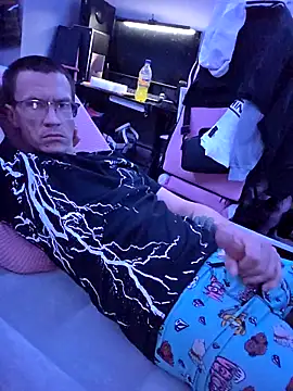 Snapshot of Hatchetwound6969 chatting on April 3, 2026, 9:21 pm Hatchetwound6969 online show from April 3, 2026, 9:21 pm